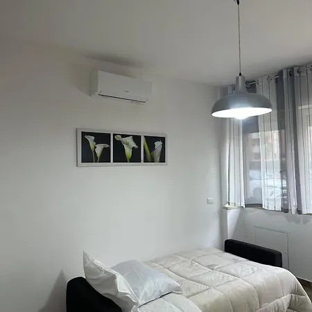 New Smart Flat - Parking & Tram Stop Apartamento Florença