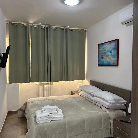 New Smart Flat - Parking & Tram Stop Apartamento