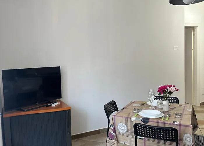 Apartment New Smart Flat - Parking & Tram Stop